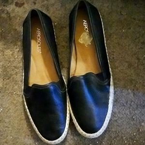 Aerosoles black sneakers